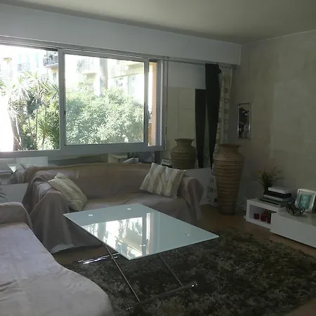 Standing A 50m De La Mer *